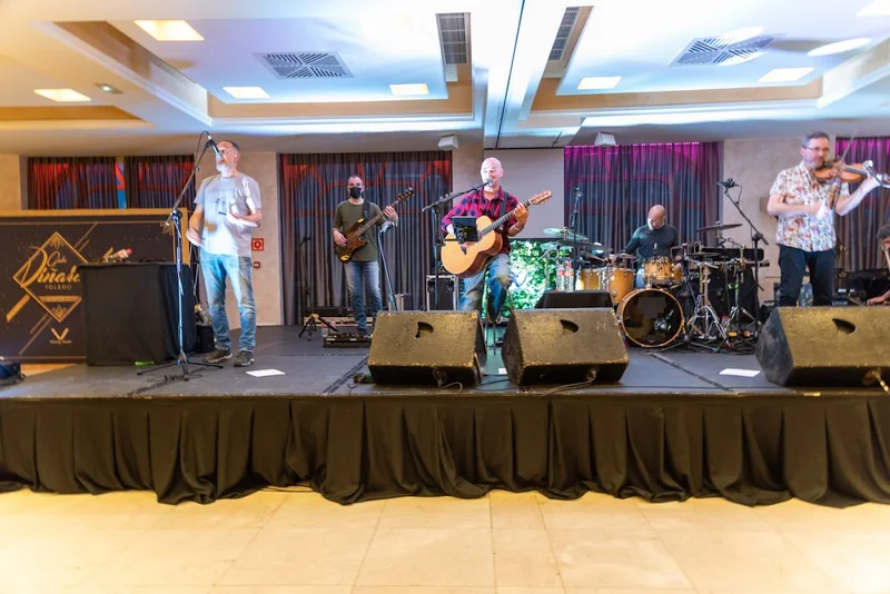 Jesús H. Cifuentes (guitarra y voz), Alberto García (violín y trombón) y Goyo Yeves (saxo y whistles) durante el concierto que dieron posteriormente.